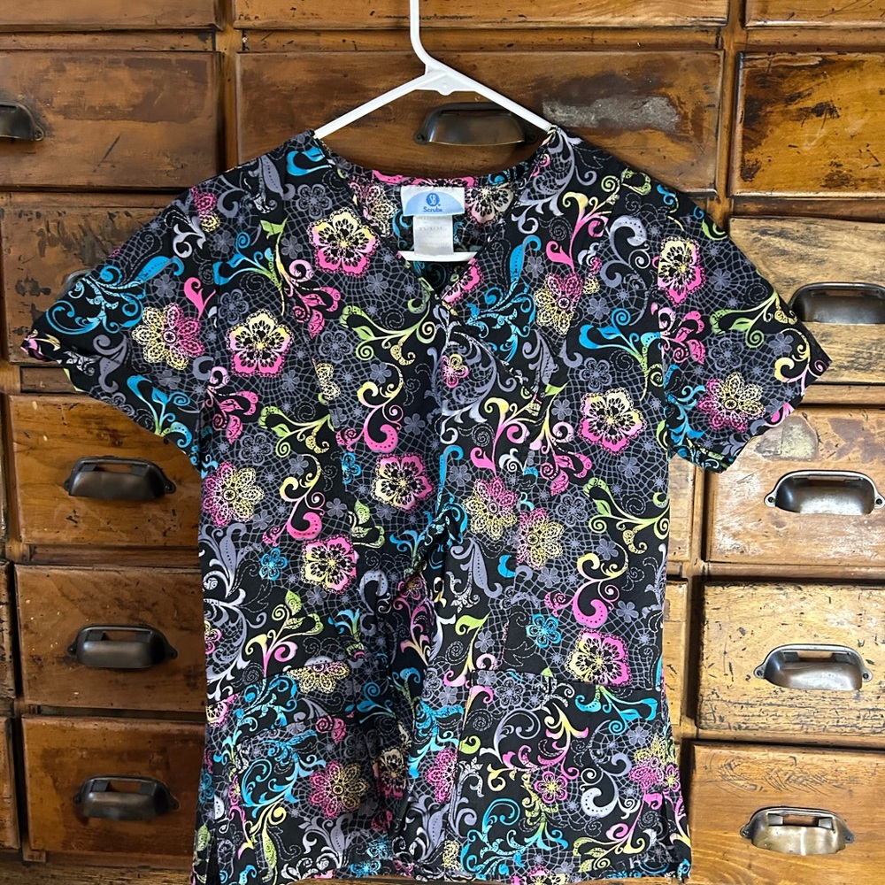 cute print size XS good condition from the brand sb scrubs.